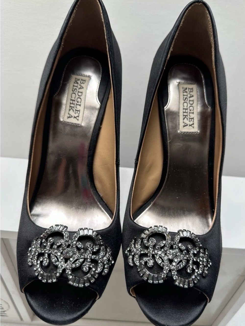 Badgley Mischka Monique Black Satin Open Toe Pumps Stiletto Shoes Black Size 8 - Picture 2 of 9